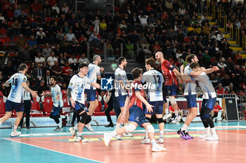 2024-03-27 - Mint Vero Volley Monza's team cheer at the end of the match - PLAYOFF - CUCINE LUBE CIVITANOVA VS MINE VERO VOLLEY MONZA - SUPERLEAGUE SERIE A - VOLLEYBALL