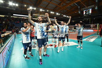 2024-03-27 - Mint Vero Volley Monza's team greet the fans at the end of the match - PLAYOFF - CUCINE LUBE CIVITANOVA VS MINE VERO VOLLEY MONZA - SUPERLEAGUE SERIE A - VOLLEYBALL