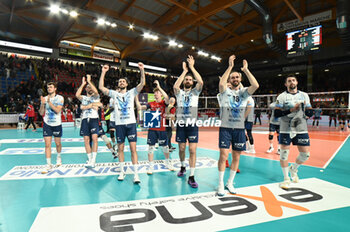 2024-03-27 - Mint Vero Volley Monza's team greet the fans at the end of the match - PLAYOFF - CUCINE LUBE CIVITANOVA VS MINE VERO VOLLEY MONZA - SUPERLEAGUE SERIE A - VOLLEYBALL