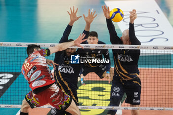 2024-03-10 - Block of Aidan Zingel of Rana Verona during the match between Rana Verona and SIR Susa Vim Perugia, second match of Quarterfinals Playoff series of the SuperLega Italian Volleyball Championship 2023/2024, at Pala AGSM-AIM in Verona, Italy on March 10, 2024. - PLAYOFF - RANA VERONA VS SIR SUSA VIM PERUGIA - SUPERLEAGUE SERIE A - VOLLEYBALL