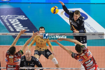 2024-03-10 - Spike of Rok Mozic of Rana Verona during the match between Rana Verona and SIR Susa Vim Perugia, second match of Quarterfinals Playoff series of the SuperLega Italian Volleyball Championship 2023/2024, at Pala AGSM-AIM in Verona, Italy on March 10, 2024. - PLAYOFF - RANA VERONA VS SIR SUSA VIM PERUGIA - SUPERLEAGUE SERIE A - VOLLEYBALL