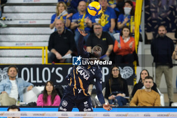 2024-03-10 - Noumory Keita of Rana Verona at serve during the match between Rana Verona and SIR Susa Vim Perugia, second match of Quarterfinals Playoff series of the SuperLega Italian Volleyball Championship 2023/2024, at Pala AGSM-AIM in Verona, Italy on March 10, 2024. - PLAYOFF - RANA VERONA VS SIR SUSA VIM PERUGIA - SUPERLEAGUE SERIE A - VOLLEYBALL