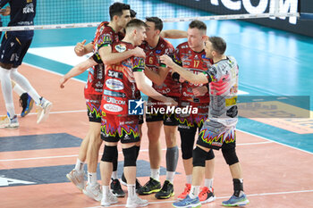 2024-03-10 - SIR Susa Vim Perugia team celebrates after scores a point during the match between Rana Verona and SIR Susa Vim Perugia, second match of Quarterfinals Playoff series of the SuperLega Italian Volleyball Championship 2023/2024, at Pala AGSM-AIM in Verona, Italy on March 10, 2024. - PLAYOFF - RANA VERONA VS SIR SUSA VIM PERUGIA - SUPERLEAGUE SERIE A - VOLLEYBALL