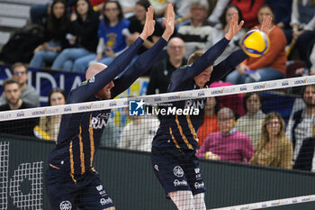 2024-03-10 - Block of Noumory Keita of Rana Verona during the match between Rana Verona and SIR Susa Vim Perugia, second match of Quarterfinals Playoff series of the SuperLega Italian Volleyball Championship 2023/2024, at Pala AGSM-AIM in Verona, Italy on March 10, 2024. - PLAYOFF - RANA VERONA VS SIR SUSA VIM PERUGIA - SUPERLEAGUE SERIE A - VOLLEYBALL