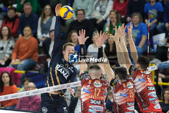 2024-03-10 - Attack of Rok Mozic of Rana Verona during the match between Rana Verona and SIR Susa Vim Perugia, second match of Quarterfinals Playoff series of the SuperLega Italian Volleyball Championship 2023/2024, at Pala AGSM-AIM in Verona, Italy on March 10, 2024. - PLAYOFF - RANA VERONA VS SIR SUSA VIM PERUGIA - SUPERLEAGUE SERIE A - VOLLEYBALL