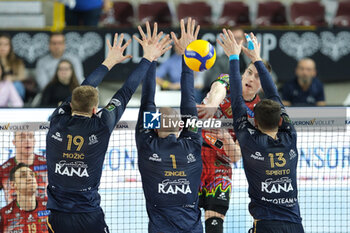 2024-03-10 - Kamil Semeniuk of Sir Susa Vim Perugia during the match between Rana Verona and SIR Susa Vim Perugia, second match of Quarterfinals Playoff series of the SuperLega Italian Volleyball Championship 2023/2024, at Pala AGSM-AIM in Verona, Italy on March 10, 2024. - PLAYOFF - RANA VERONA VS SIR SUSA VIM PERUGIA - SUPERLEAGUE SERIE A - VOLLEYBALL