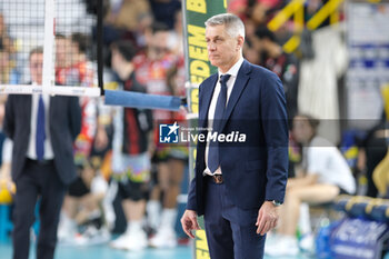 2024-03-10 - Radostin Stoytchev head coach of Rana Verona during the match between Rana Verona and SIR Susa Vim Perugia, second match of Quarterfinals Playoff series of the SuperLega Italian Volleyball Championship 2023/2024, at Pala AGSM-AIM in Verona, Italy on March 10, 2024. - PLAYOFF - RANA VERONA VS SIR SUSA VIM PERUGIA - SUPERLEAGUE SERIE A - VOLLEYBALL