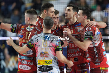 2024-03-10 - SIR Susa Vim Perugia team celebrates after scores a point during the match between Rana Verona and SIR Susa Vim Perugia, second match of Quarterfinals Playoff series of the SuperLega Italian Volleyball Championship 2023/2024, at Pala AGSM-AIM in Verona, Italy on March 10, 2024. - PLAYOFF - RANA VERONA VS SIR SUSA VIM PERUGIA - SUPERLEAGUE SERIE A - VOLLEYBALL
