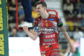 2024-03-10 - Simone Giannelli of Sir Susa Vim Perugia celebrates after scores a point during the match between Rana Verona and SIR Susa Vim Perugia, second match of Quarterfinals Playoff series of the SuperLega Italian Volleyball Championship 2023/2024, at Pala AGSM-AIM in Verona, Italy on March 10, 2024. - PLAYOFF - RANA VERONA VS SIR SUSA VIM PERUGIA - SUPERLEAGUE SERIE A - VOLLEYBALL