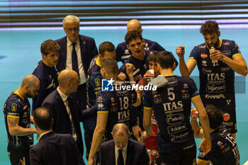 2024-04-03 - Head Coach Fabio Soli (Trentino Volley) with Players of Trentino Volley during the Playoff Semifinal game2 Serie A1 Men's Volleyball Championship between Mint Vero Volley Monza vs Itas Trentino at Opiquad Arena, Monza, Italy on April 3, 2023 - PLAYOFF - MINT VERO VOLLEY MONZA VS ITAS TRENTINO - SUPERLEAGUE SERIE A - VOLLEYBALL