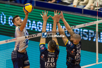 2024-04-03 - Eric Loeppky (Vero Volley Monza) during the Playoff Semifinal game2 Serie A1 Men's Volleyball Championship between Mint Vero Volley Monza vs Itas Trentino at Opiquad Arena, Monza, Italy on April 3, 2023 - PLAYOFF - MINT VERO VOLLEY MONZA VS ITAS TRENTINO - SUPERLEAGUE SERIE A - VOLLEYBALL