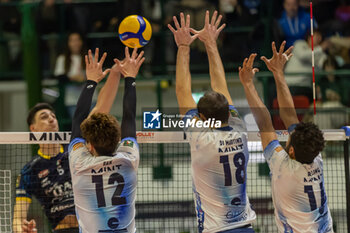 2024-04-03 - Monster block of Ran Takahashi and Gabriele Di Martino (Vero Volley Monza) during the Playoff Semifinal game2 Serie A1 Men's Volleyball Championship between Mint Vero Volley Monza vs Itas Trentino at Opiquad Arena, Monza, Italy on April 3, 2023 - PLAYOFF - MINT VERO VOLLEY MONZA VS ITAS TRENTINO - SUPERLEAGUE SERIE A - VOLLEYBALL