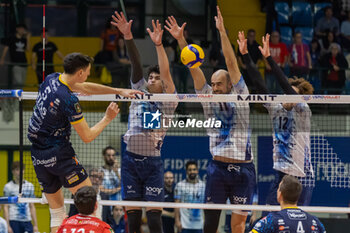 2024-04-03 - Monster block of Gianluca Galassi (Vero Volley Monza) during the Playoff Semifinal game2 Serie A1 Men's Volleyball Championship between Mint Vero Volley Monza vs Itas Trentino at Opiquad Arena, Monza, Italy on April 3, 2023 - PLAYOFF - MINT VERO VOLLEY MONZA VS ITAS TRENTINO - SUPERLEAGUE SERIE A - VOLLEYBALL