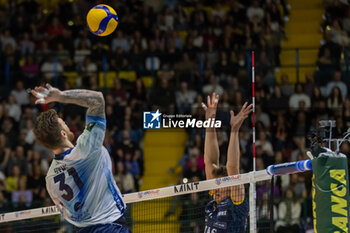 2024-04-03 - Arthur Szwarc (Vero Volley Monza) during the Playoff Semifinal game2 Serie A1 Men's Volleyball Championship between Mint Vero Volley Monza vs Itas Trentino at Opiquad Arena, Monza, Italy on April 3, 2023 - PLAYOFF - MINT VERO VOLLEY MONZA VS ITAS TRENTINO - SUPERLEAGUE SERIE A - VOLLEYBALL