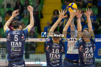 2024-04-03 - Arthur Szwarc (Vero Volley Monza) during the Playoff Semifinal game2 Serie A1 Men's Volleyball Championship between Mint Vero Volley Monza vs Itas Trentino at Opiquad Arena, Monza, Italy on April 3, 2023 - PLAYOFF - MINT VERO VOLLEY MONZA VS ITAS TRENTINO - SUPERLEAGUE SERIE A - VOLLEYBALL