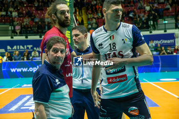 2024-04-03 - Thomas Beretta (Vero Volley Monza) with Marko Podrascanin (Trentino Volley) and referees Gianluca Capello, Andrea Puecher during the Playoff Semifinal game2 Serie A1 Men's Volleyball Championship between Mint Vero Volley Monza vs Itas Trentino at Opiquad Arena, Monza, Italy on April 3, 2023 - PLAYOFF - MINT VERO VOLLEY MONZA VS ITAS TRENTINO - SUPERLEAGUE SERIE A - VOLLEYBALL
