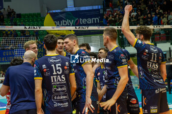 2024-04-03 - Players of Trentino Volley celebrate the victory during the Playoff Semifinal game2 Serie A1 Men's Volleyball Championship between Mint Vero Volley Monza vs Itas Trentino at Opiquad Arena, Monza, Italy on April 3, 2023 - PLAYOFF - MINT VERO VOLLEY MONZA VS ITAS TRENTINO - SUPERLEAGUE SERIE A - VOLLEYBALL