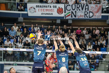 2024-04-03 - MONSTER BLOCK FERRE REGGERS, AGUSTIN LOSER AND MATTEO PIANO (POWERVOLLEY MILANO) - PLAYOFF - ALLIANZ MILANO VS SIR SUSA VIM PERUGIA - SUPERLEAGUE SERIE A - VOLLEYBALL