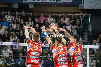 2024-04-03 - MONSTER BLOCK KAMIL SEMENIUK, ROBERTO RUSSO AND SIMONE GIANNELLI (SIR SUSA VIM PERUGIA) - PLAYOFF - ALLIANZ MILANO VS SIR SUSA VIM PERUGIA - SUPERLEAGUE SERIE A - VOLLEYBALL