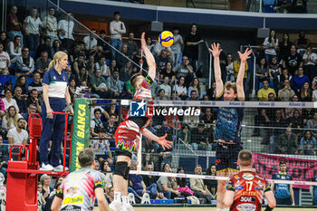 2024-04-03 - KAMIL SEMENIUK (SIR SUSA VIM PERUGIA) AND MONSTER BLOCK FERRE REGGERS (POWERVOLLEY MILANO) - PLAYOFF - ALLIANZ MILANO VS SIR SUSA VIM PERUGIA - SUPERLEAGUE SERIE A - VOLLEYBALL