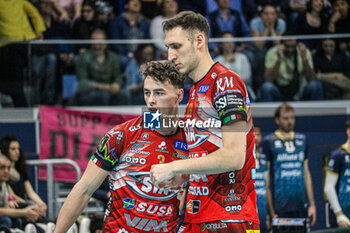 2024-04-03 - TIM HELD AND ROBERTO RUSSO (SIR SUSA VIM PERUGIA) - PLAYOFF - ALLIANZ MILANO VS SIR SUSA VIM PERUGIA - SUPERLEAGUE SERIE A - VOLLEYBALL