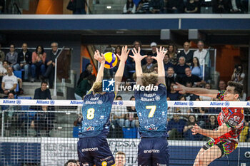 2024-04-11 - MONSTER BLOCK AGUSTIN LOSER AND FERRE REGGERS (POWERVOLLEY MILANO) - PLAYOFF - ALLIANZ MILANO VS SIR SUSA VIM PERUGIA - SUPERLEAGUE SERIE A - VOLLEYBALL