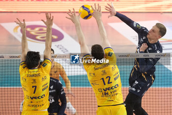 2024-04-13 - Spike of Donovan Dzavoronok of Rana Verona during the match between Rana Verona and Valsa Group Modena, qualifications pool of playoff Challenge Cup of Superlega Italian Volleball Championship 2023/2024 at Pala AGSM-AIM on April 13, 2024, Verona, Italy. - PLAYOFF 5° POSTO - RANA VERONA VS VALSA GROUP MODENA - SUPERLEAGUE SERIE A - VOLLEYBALL