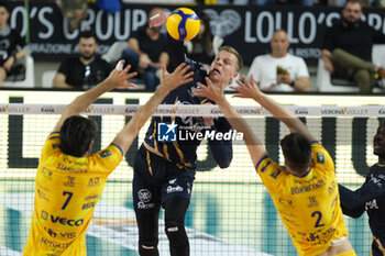 2024-04-13 - Pipe of Donovan Dzavoronok of Rana Verona during the match between Rana Verona and Valsa Group Modena, qualifications pool of playoff Challenge Cup of Superlega Italian Volleball Championship 2023/2024 at Pala AGSM-AIM on April 13, 2024, Verona, Italy. - PLAYOFF 5° POSTO - RANA VERONA VS VALSA GROUP MODENA - SUPERLEAGUE SERIE A - VOLLEYBALL