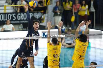 2024-04-13 - Francesco Sani of Rana Verona in action during the match between Rana Verona and Valsa Group Modena, qualifications pool of playoff Challenge Cup of Superlega Italian Volleball Championship 2023/2024 at Pala AGSM-AIM on April 13, 2024, Verona, Italy. - PLAYOFF 5° POSTO - RANA VERONA VS VALSA GROUP MODENA - SUPERLEAGUE SERIE A - VOLLEYBALL