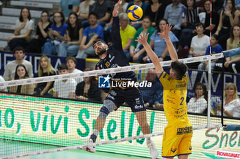 13/04/2024 - Amin Esmaeilnezhad of Rana Verona in action during the match between Rana Verona and Valsa Group Modena, qualifications pool of playoff Challenge Cup of Superlega Italian Volleball Championship 2023/2024 at Pala AGSM-AIM on April 13, 2024, Verona, Italy. - PLAYOFF 5° POSTO - RANA VERONA VS VALSA GROUP MODENA - SUPERLEGA SERIE A - VOLLEY