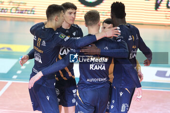 2024-04-13 - Rana Verona team celebrates after scores a point during the match between Rana Verona and Valsa Group Modena, qualifications pool of playoff Challenge Cup of Superlega Italian Volleball Championship 2023/2024 at Pala AGSM-AIM on April 13, 2024, Verona, Italy. - PLAYOFF 5° POSTO - RANA VERONA VS VALSA GROUP MODENA - SUPERLEAGUE SERIE A - VOLLEYBALL