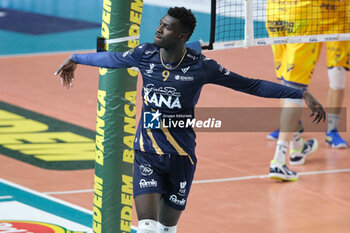 2024-04-13 - Exultation of Noumory Keita of Rana Verona during the match between Rana Verona and Valsa Group Modena, qualifications pool of playoff Challenge Cup of Superlega Italian Volleball Championship 2023/2024 at Pala AGSM-AIM on April 13, 2024, Verona, Italy. - PLAYOFF 5° POSTO - RANA VERONA VS VALSA GROUP MODENA - SUPERLEAGUE SERIE A - VOLLEYBALL
