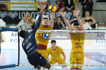 2024-04-13 - Block of Maksim Sapozhkov of Valsa Group Modena and Giovanni Sanguinetti of Valsa Group Modena during the match between Rana Verona and Valsa Group Modena, qualifications pool of playoff Challenge Cup of Superlega Italian Volleball Championship 2023/2024 at Pala AGSM-AIM on April 13, 2024, Verona, Italy. - PLAYOFF 5° POSTO - RANA VERONA VS VALSA GROUP MODENA - SUPERLEAGUE SERIE A - VOLLEYBALL