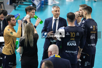 13/04/2024 - Radostin Stoytchev head coach of Rana Verona during an time-out of the match between Rana Verona and Valsa Group Modena, qualifications pool of playoff Challenge Cup of Superlega Italian Volleball Championship 2023/2024 at Pala AGSM-AIM on April 13, 2024, Verona, Italy. - PLAYOFF 5° POSTO - RANA VERONA VS VALSA GROUP MODENA - SUPERLEGA SERIE A - VOLLEY