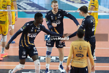 13/04/2024 - Rana Verona team celebrates after scores a point during the match between Rana Verona and Valsa Group Modena, qualifications pool of playoff Challenge Cup of Superlega Italian Volleball Championship 2023/2024 at Pala AGSM-AIM on April 13, 2024, Verona, Italy. - PLAYOFF 5° POSTO - RANA VERONA VS VALSA GROUP MODENA - SUPERLEGA SERIE A - VOLLEY