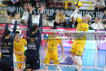 13/04/2024 - Vlad Davyskiba of Valsa Group Modena in action during the match between Rana Verona and Valsa Group Modena, qualifications pool of playoff Challenge Cup of Superlega Italian Volleball Championship 2023/2024 at Pala AGSM-AIM on April 13, 2024, Verona, Italy. - PLAYOFF 5° POSTO - RANA VERONA VS VALSA GROUP MODENA - SUPERLEGA SERIE A - VOLLEY