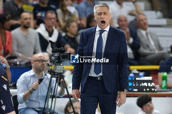 2024-04-13 - Radostin Stoytchev head coach of Rana Verona during the match between Rana Verona and Valsa Group Modena, qualifications pool of playoff Challenge Cup of Superlega Italian Volleball Championship 2023/2024 at Pala AGSM-AIM on April 13, 2024, Verona, Italy. - PLAYOFF 5° POSTO - RANA VERONA VS VALSA GROUP MODENA - SUPERLEAGUE SERIE A - VOLLEYBALL