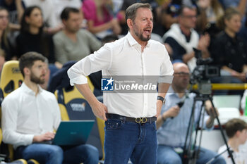 13/04/2024 - Alberto Giuliani head coach of Valsa Group Modena during the match between Rana Verona and Valsa Group Modena, qualifications pool of playoff Challenge Cup of Superlega Italian Volleball Championship 2023/2024 at Pala AGSM-AIM on April 13, 2024, Verona, Italy. - PLAYOFF 5° POSTO - RANA VERONA VS VALSA GROUP MODENA - SUPERLEGA SERIE A - VOLLEY