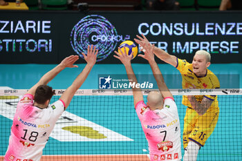 2024-04-17 - Vlad Davyskiba of Modena Volley during the Superleague match between Valsa Group Modena and Pallavolo Padova at PalaPanini Modena on April 17, 2024 in Modena, Italy. - PLAYOFF 5° POSTO - VALSA GROUP MODENA VS PALLAVOLO PADOVA - SUPERLEAGUE SERIE A - VOLLEYBALL