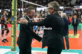 2024-04-18 - angelo lorenzetti (coach sir susa vim perugia) eccheli massimo (coach mint vero volley monza) they greet each other before the match - PLAYOFF - FINAL - SIR SUSA VIM PERUGIA VS MINT VERO VOLLEY MONZA - SUPERLEAGUE SERIE A - VOLLEYBALL