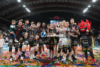 2024-04-25 - sir susa vim perugia sir susa vim perugia rejoices in winning the race - PLAYOFF - FINAL - SIR SUSA VIM PERUGIA VS MINT VERO VOLLEY MONZA - SUPERLEAGUE SERIE A - VOLLEYBALL