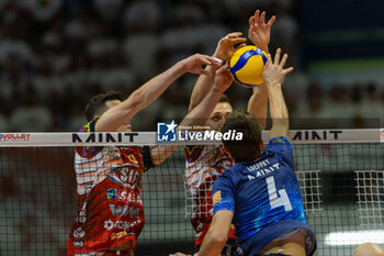 2024-04-28 - Eric Loeppky (Vero Volley Monza) and Roberto Russo (Sir Safety Perugia) during the game4 of Final SuperLega Italian Volleyball Championship between Mint Vero Volley Monza vs Sir Safety Susa Perugia at Opiquad Arena, Monza, Italy on April 28, 2024
 - PLAYOFF - FINAL - MINT VERO VOLLEY MONZA VS SIR SUSA VIM PERUGIA - SUPERLEAGUE SERIE A - VOLLEYBALL