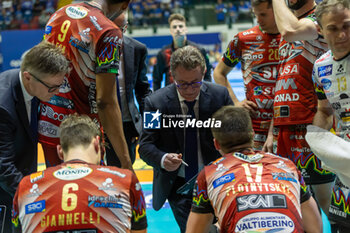 2024-04-28 - Head Coach Angelo Lorenzetti (Sir Safety Perugia) during timeout with Players of Sir Safety Perugia during the game4 of Final SuperLega Italian Volleyball Championship between Mint Vero Volley Monza vs Sir Safety Susa Perugia at Opiquad Arena, Monza, Italy on April 28, 2024
 - PLAYOFF - FINAL - MINT VERO VOLLEY MONZA VS SIR SUSA VIM PERUGIA - SUPERLEAGUE SERIE A - VOLLEYBALL