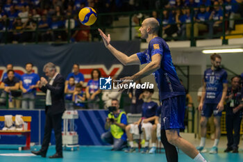 2024-04-28 - Gianluca Galassi (Vero Volley Monza) ats ervice during the game4 of Final SuperLega Italian Volleyball Championship between Mint Vero Volley Monza vs Sir Safety Susa Perugia at Opiquad Arena, Monza, Italy on April 28, 2024
 - PLAYOFF - FINAL - MINT VERO VOLLEY MONZA VS SIR SUSA VIM PERUGIA - SUPERLEAGUE SERIE A - VOLLEYBALL