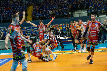 2024-04-28 - Happiness of Players of Sir Safety Perugia after scoring a match point during the game4 of Final SuperLega Italian Volleyball Championship between Mint Vero Volley Monza vs Sir Safety Susa Perugia at Opiquad Arena, Monza, Italy on April 28, 2024
 - PLAYOFF - FINAL - MINT VERO VOLLEY MONZA VS SIR SUSA VIM PERUGIA - SUPERLEAGUE SERIE A - VOLLEYBALL