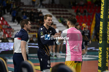 22/04/2024 - Rok Mozic of Rana Verona and Brino Mossa of Valsa Group Modena during the match between Rana Verona and Valsa Group Modena, qualifications semifinal of playoff Challenge Cup of Superlega Italian Volleball Championship 2023/2024 at Pala AGSM-AIM on April 22, 2024, Verona, Italy. - PLAYOFF 5° POSTO - RANA VERONA VS VALSA GROUP MODENA - SUPERLEGA SERIE A - VOLLEY
