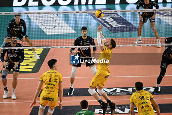 2024-04-22 - Brino Mossa of Valsa Group Modena during the match between Rana Verona and Valsa Group Modena, qualifications semifinal of playoff Challenge Cup of Superlega Italian Volleball Championship 2023/2024 at Pala AGSM-AIM on April 22, 2024, Verona, Italy. - PLAYOFF 5° POSTO - RANA VERONA VS VALSA GROUP MODENA - SUPERLEAGUE SERIE A - VOLLEYBALL