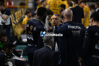 2024-04-22 - Radostin Stoytchev Head Coach of Rana Verona during the match between Rana Verona and Valsa Group Modena, qualifications semifinal of playoff Challenge Cup of Superlega Italian Volleball Championship 2023/2024 at Pala AGSM-AIM on April 22, 2024, Verona, Italy. - PLAYOFF 5° POSTO - RANA VERONA VS VALSA GROUP MODENA - SUPERLEAGUE SERIE A - VOLLEYBALL