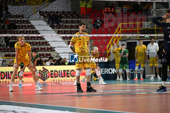 2024-04-22 - Brino Mossa of Valsa Group Modena during the match between Rana Verona and Valsa Group Modena, qualifications semifinal of playoff Challenge Cup of Superlega Italian Volleball Championship 2023/2024 at Pala AGSM-AIM on April 22, 2024, Verona, Italy. - PLAYOFF 5° POSTO - RANA VERONA VS VALSA GROUP MODENA - SUPERLEAGUE SERIE A - VOLLEYBALL