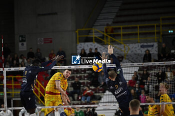 22/04/2024 - Maksim Sapozhkov of Valsa Group Modena during the match between Rana Verona and Valsa Group Modena, qualifications semifinal of playoff Challenge Cup of Superlega Italian Volleball Championship 2023/2024 at Pala AGSM-AIM on April 22, 2024, Verona, Italy. - PLAYOFF 5° POSTO - RANA VERONA VS VALSA GROUP MODENA - SUPERLEGA SERIE A - VOLLEY